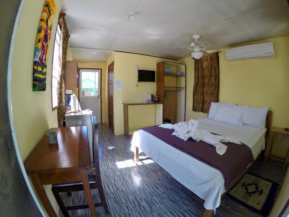 Chila'S Accommodations Caye Caulker Exterior photo